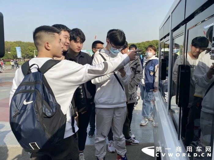 东风无人驾驶货柜车2.webp.jpg