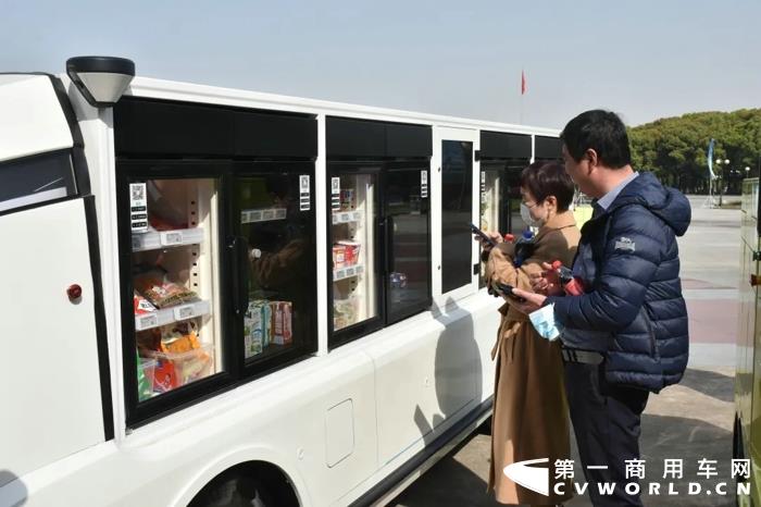 东风无人驾驶货柜车3.webp.jpg