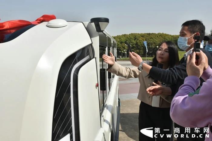 东风无人驾驶货柜车4.webp.jpg