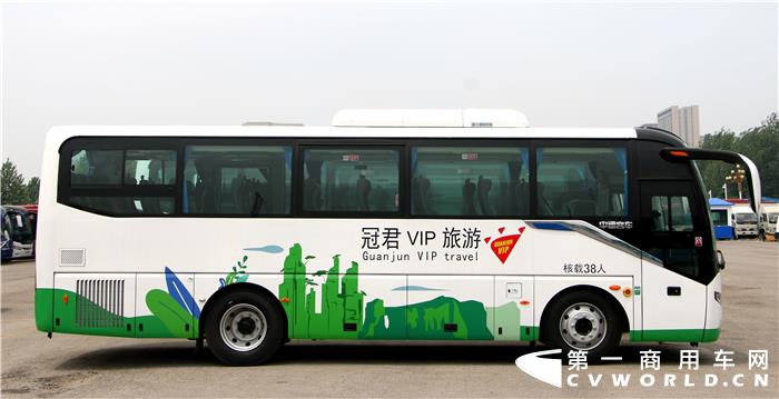三月份，春回大地，花开万象，随着疫情防控形势好转,旅游业的复苏也为人们心中带来久违的“春天”。3月26日，“中通客车·张家界晟通旅游客运有限公司”交车仪式在中通客车成功举行，首批21辆中通旅游大巴正式交付张家界晟通旅运，承担景区至周边地区的游客接驳任务。