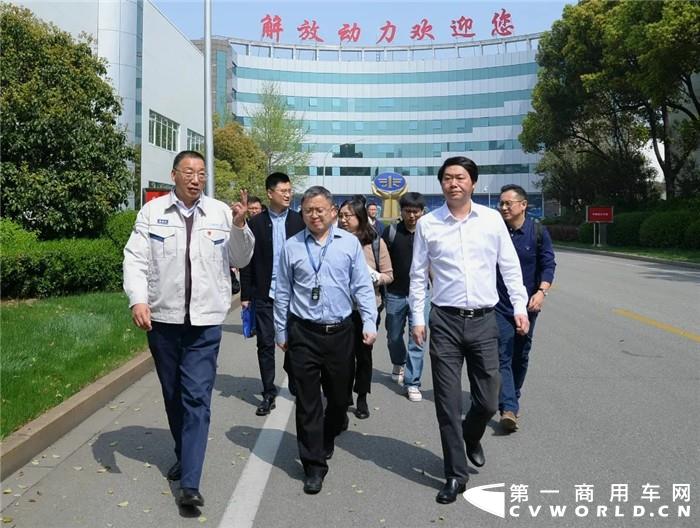 3月29日，生态环境部大气环境司副司长吴险峰一行来一汽解放发动机事业部调研，一同调研的有江苏省生态环境厅大气处处长李文青，无锡市梁溪区区委副书记、区长周子川，副区长周卫国，市生态环境局副局长周山等领导。