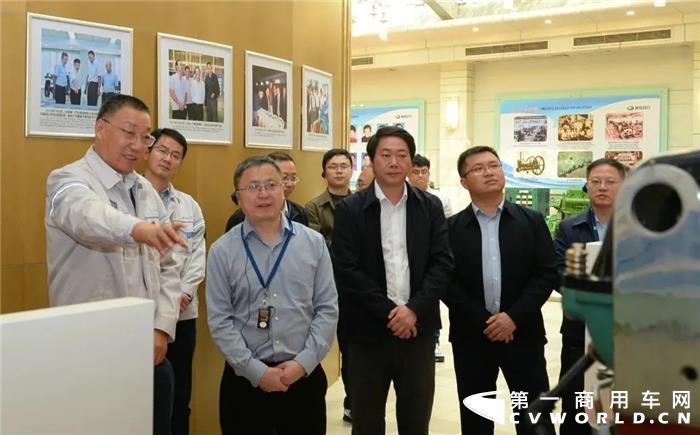 3月29日，生态环境部大气环境司副司长吴险峰一行来一汽解放发动机事业部调研，一同调研的有江苏省生态环境厅大气处处长李文青，无锡市梁溪区区委副书记、区长周子川，副区长周卫国，市生态环境局副局长周山等领导。