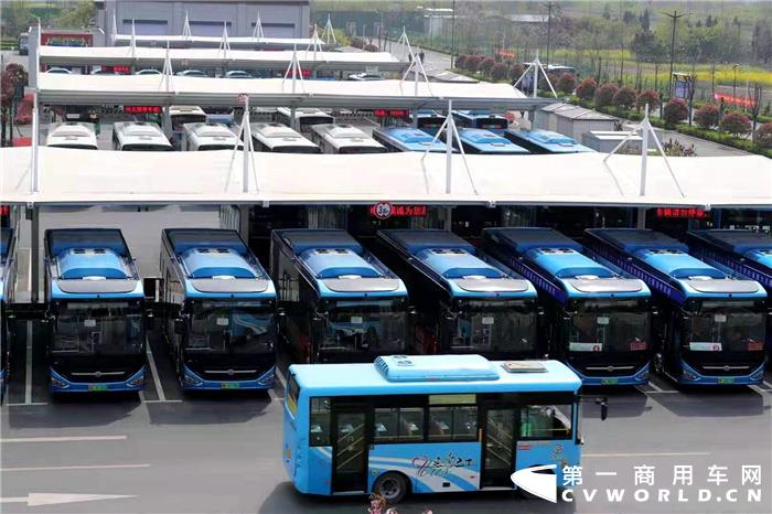 “城区公交运营车辆达到1366台，其中新能源公交车占车辆总数99%，年运营总里程4400万公里，客运量5800万人次。”——这是菏泽公交靓丽的成绩单。在这份成绩单中，有一个不可忽略的角色：中通客车。截止目前，菏泽公交1366台车中，中通客车产品达到80%，成为菏泽公共交通发展毫无疑问的主力品牌。