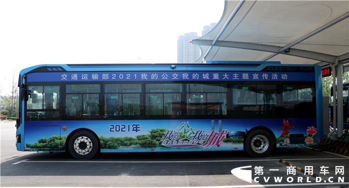 “城区公交运营车辆达到1366台，其中新能源公交车占车辆总数99%，年运营总里程4400万公里，客运量5800万人次。”——这是菏泽公交靓丽的成绩单。在这份成绩单中，有一个不可忽略的角色：中通客车。截止目前，菏泽公交1366台车中，中通客车产品达到80%，成为菏泽公共交通发展毫无疑问的主力品牌。