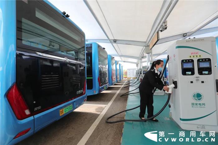 “城区公交运营车辆达到1366台，其中新能源公交车占车辆总数99%，年运营总里程4400万公里，客运量5800万人次。”——这是菏泽公交靓丽的成绩单。在这份成绩单中，有一个不可忽略的角色：中通客车。截止目前，菏泽公交1366台车中，中通客车产品达到80%，成为菏泽公共交通发展毫无疑问的主力品牌。