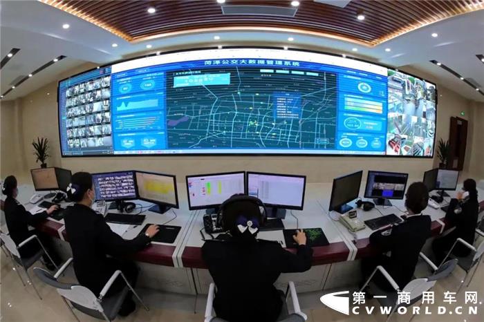 “城区公交运营车辆达到1366台，其中新能源公交车占车辆总数99%，年运营总里程4400万公里，客运量5800万人次。”——这是菏泽公交靓丽的成绩单。在这份成绩单中，有一个不可忽略的角色：中通客车。截止目前，菏泽公交1366台车中，中通客车产品达到80%，成为菏泽公共交通发展毫无疑问的主力品牌。