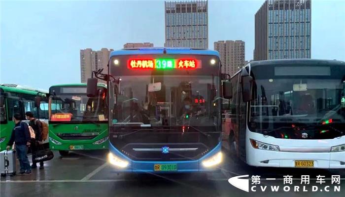 “城区公交运营车辆达到1366台，其中新能源公交车占车辆总数99%，年运营总里程4400万公里，客运量5800万人次。”——这是菏泽公交靓丽的成绩单。在这份成绩单中，有一个不可忽略的角色：中通客车。截止目前，菏泽公交1366台车中，中通客车产品达到80%，成为菏泽公共交通发展毫无疑问的主力品牌。