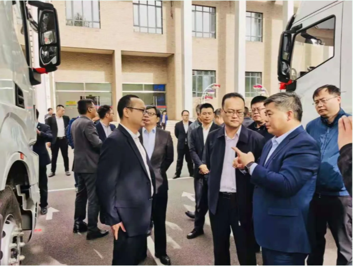 4月16日，上汽红岩与银隆新能源股份有限公司（以下简称“银隆新能源”）在河北武安市签署2000台钛酸锂纯电动重卡战略合作协议，同日上汽红岩首批纯电动牵引车交付当地客户。