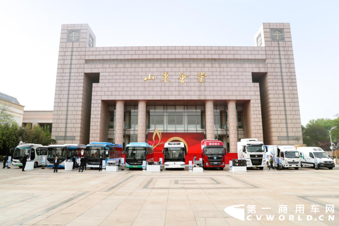 4月16日下午，新能源行业传来重磅消息：由潍柴动力（000338.SZ；02338.HK）牵头承建，全国唯一的国家燃料电池技术创新中心正式落户山东。科技部部长王志刚与山东省委书记刘家义为其揭牌，同时，由国家燃料电池技术创新中心承接的国家“氢进万家”科技示范工程也正式落户山东。一天之内，两个“国家级”重大科技项目落户山东、落户潍柴动力，一时间成为行业关注的焦点。