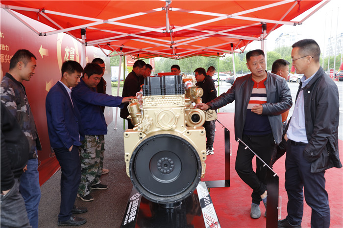 4月20日，东风商用车龙擎动力山东品鉴会暨幸福卡车关爱计划走进济宁在山东济宁汶上圆满举行，汶上领导、东风商用车相关领导、来自山东济宁的300余名卡友代表以及近30家区域、行业媒体参与了活动，156.55万卡友通过线上直播见证了这一幸福时刻。