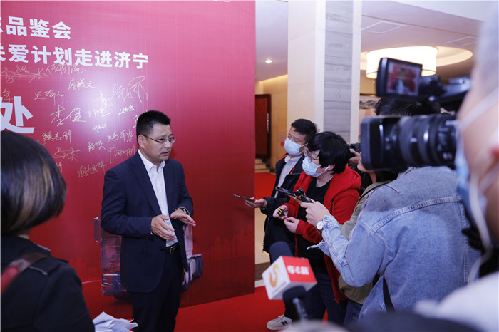 4月20日，东风商用车龙擎动力山东品鉴会暨幸福卡车关爱计划走进济宁在山东济宁汶上圆满举行，汶上领导、东风商用车相关领导、来自山东济宁的300余名卡友代表以及近30家区域、行业媒体参与了活动，156.55万卡友通过线上直播见证了这一幸福时刻。