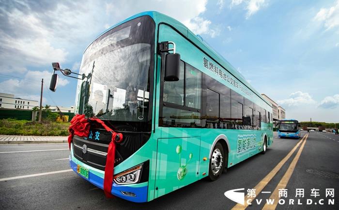 近日，无锡市首批中通氢燃料城市客车在高新区（新吴区）760线路投入运营，该条线路也是无锡市投入使用的首条“氢”便公交线路，无锡市正式进入公交氢时代。作为国内氢燃料客车产业发展的引领者，中通客车担纲此次重任。