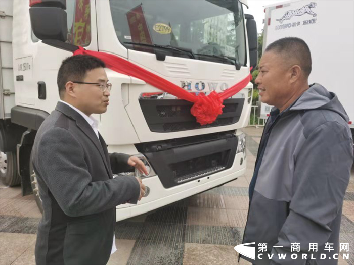 中国重汽冷藏车4.png