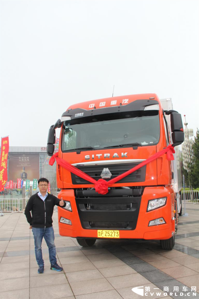 中国重汽冷藏车5.png