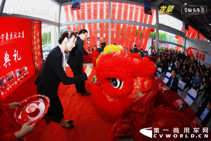 4月20日，东风商用车济宁市豪庆汽车贸易有限公司汶上直营店正式开业。东风商用车相关领导、首创汽车领导出席开业典礼并剪彩，来自山东济宁汶上的300余名物流公司老板、卡友代表以及近30家区域、行业媒体见证了这一喜庆时刻。