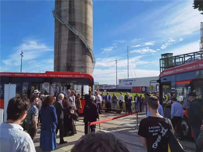 近日，12辆中车电动海外版“新巴客”亮相奥克兰（NZ Bus）。在新西兰官方媒体，奥克兰交通局官方推特，以及当地市长及运营商NZ Bus的Facebook上，活动得到极大的认可与关注。这是继2018年中车电动进入新西兰以来，再次获得奥克兰市长点赞！
