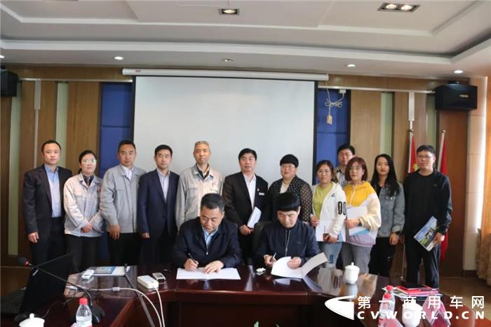 4月27日，汉马科技----沧兴控股战略合作签约仪式在汉马科技集团第一会议室举行。汉马科技集团党委书记、总经理刘汉如，沧兴控股有限公司董事长杨焕成，沧兴控股有限公司成本中心副总裁张俊明，沧兴控股有限公司行政中心秘书长张永健，汉马科技集团总经理助理羊明银等出席仪式。