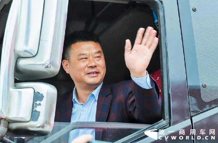 4月24日至28日，郑州坤乾道通物流有限公司董事长耿开学亲自驾驶他车队的一辆解放55周年纪念版J6从郑州出发，跨越1800公里，奔赴长春献车。万千网友通过数天来的直播见证了“解放传承客户365万公里J6载誉荣归”献车活动。