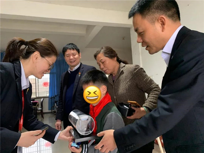今年3月人民日报官微报道了一则感人的故事，引起无数网友点赞。