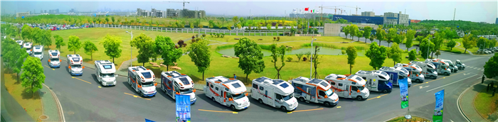 4月29日，一支由百辆依维柯房车组成的“神秘车队”穿越金陵，点燃了南京这座帝王之城的热情。从中山门到卡子门，再从长江五桥到桥林，一路上，车阵恢弘，浩浩荡荡，市民们纷纷驻足拍照，现场热闹非凡。