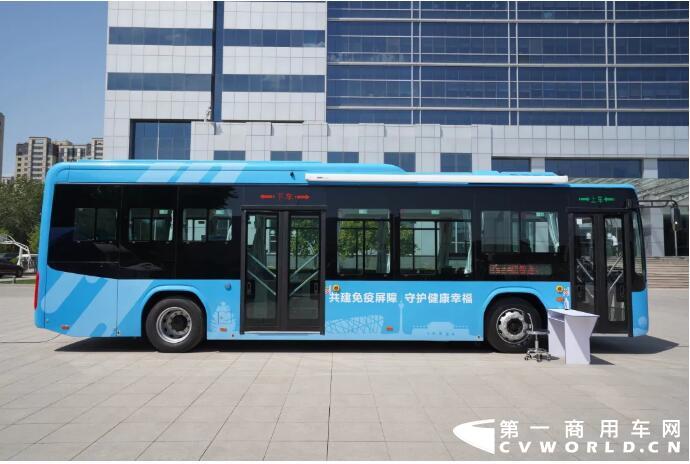 近日，为加快我国新冠疫苗接种效率，在北京市经信局及北京疾控中心的指导下，福田欧辉全员行动以首善标准对福田欧辉移动疫苗接种车进行重新改制研发，从研发设计、采购与生产等整条产业链上的数百人参与改制，利用短短5天假期成功完成全面改制，并于5月6日推出以“首善标准，全能卫士”为定位的全新福田欧辉移动疫苗接种车。