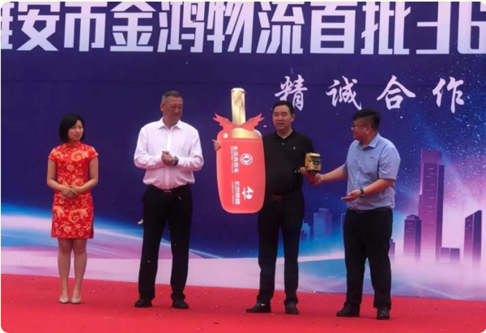 5月11日，四川，东风商用车&山东金浩物流共同举行雅安市金鸿物流首批36台东风天龙KL燃气车交车仪式。
