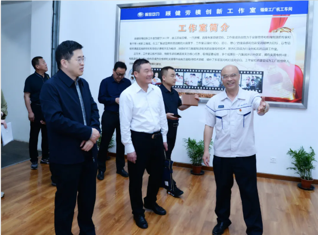 5月19日，无锡市总工会副主席周国祥带领天水市总工会党组成员、经审主任何付忠一行 8人来发动机事业部学习考察，受到了发动机事业部党委副书记、纪委书记、工会主席许海根，事业部工会副主席韦亮元等领导的热情接待。