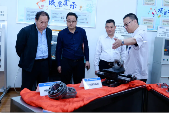 5月19日，无锡市总工会副主席周国祥带领天水市总工会党组成员、经审主任何付忠一行 8人来发动机事业部学习考察，受到了发动机事业部党委副书记、纪委书记、工会主席许海根，事业部工会副主席韦亮元等领导的热情接待。