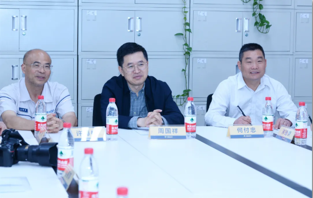 5月19日，无锡市总工会副主席周国祥带领天水市总工会党组成员、经审主任何付忠一行 8人来发动机事业部学习考察，受到了发动机事业部党委副书记、纪委书记、工会主席许海根，事业部工会副主席韦亮元等领导的热情接待。