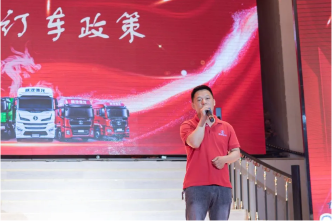 近日，陕重汽销售公司贵阳办事处联合黔东南鑫鸿汽车销售服务有限公司在贵州大歌之乡黔东南州黎平县召开以“尊享明星价值 钜惠百战百盛”为主题的陕汽重卡德龙X3000城建渣土车推荐会暨20辆标准版8×4渣土车批量交车仪式。陕重汽销售公司贵州区域总经理杨战雄、潍柴动力贵阳办主任张健、法士特贵阳办主任王飞飞、黔东南鑫鸿汽车销售服务有限公司总经理卢义，黎辉渣土运输有限责任公司董事长吴家彬、总经理林世斌以及黔东南黎平县相关政府单位领导，客户代表共计180余人参加本次活动。