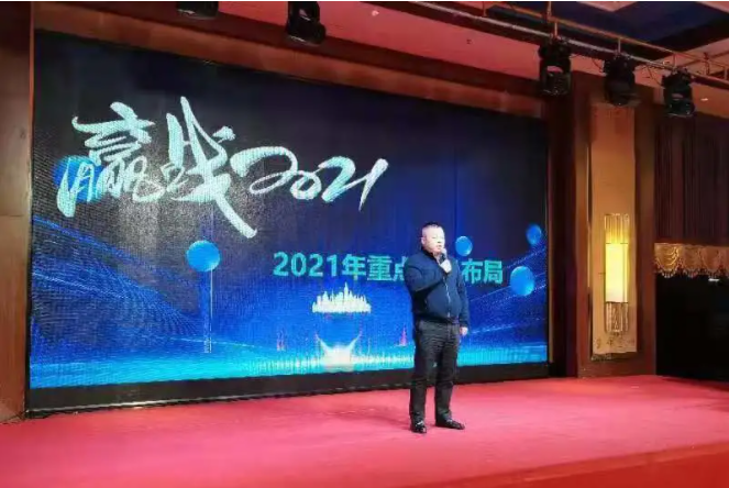 近日，陕重汽销售公司贵阳办事处联合黔东南鑫鸿汽车销售服务有限公司在贵州大歌之乡黔东南州黎平县召开以“尊享明星价值 钜惠百战百盛”为主题的陕汽重卡德龙X3000城建渣土车推荐会暨20辆标准版8×4渣土车批量交车仪式。陕重汽销售公司贵州区域总经理杨战雄、潍柴动力贵阳办主任张健、法士特贵阳办主任王飞飞、黔东南鑫鸿汽车销售服务有限公司总经理卢义，黎辉渣土运输有限责任公司董事长吴家彬、总经理林世斌以及黔东南黎平县相关政府单位领导，客户代表共计180余人参加本次活动。