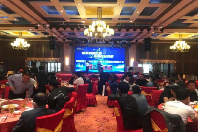 近日，陕重汽销售公司贵阳办事处联合黔东南鑫鸿汽车销售服务有限公司在贵州大歌之乡黔东南州黎平县召开以“尊享明星价值 钜惠百战百盛”为主题的陕汽重卡德龙X3000城建渣土车推荐会暨20辆标准版8×4渣土车批量交车仪式。陕重汽销售公司贵州区域总经理杨战雄、潍柴动力贵阳办主任张健、法士特贵阳办主任王飞飞、黔东南鑫鸿汽车销售服务有限公司总经理卢义，黎辉渣土运输有限责任公司董事长吴家彬、总经理林世斌以及黔东南黎平县相关政府单位领导，客户代表共计180余人参加本次活动。
