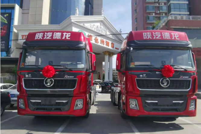 近日，陕重汽销售公司贵阳办事处联合黔东南鑫鸿汽车销售服务有限公司在贵州大歌之乡黔东南州黎平县召开以“尊享明星价值 钜惠百战百盛”为主题的陕汽重卡德龙X3000城建渣土车推荐会暨20辆标准版8×4渣土车批量交车仪式。陕重汽销售公司贵州区域总经理杨战雄、潍柴动力贵阳办主任张健、法士特贵阳办主任王飞飞、黔东南鑫鸿汽车销售服务有限公司总经理卢义，黎辉渣土运输有限责任公司董事长吴家彬、总经理林世斌以及黔东南黎平县相关政府单位领导，客户代表共计180余人参加本次活动。