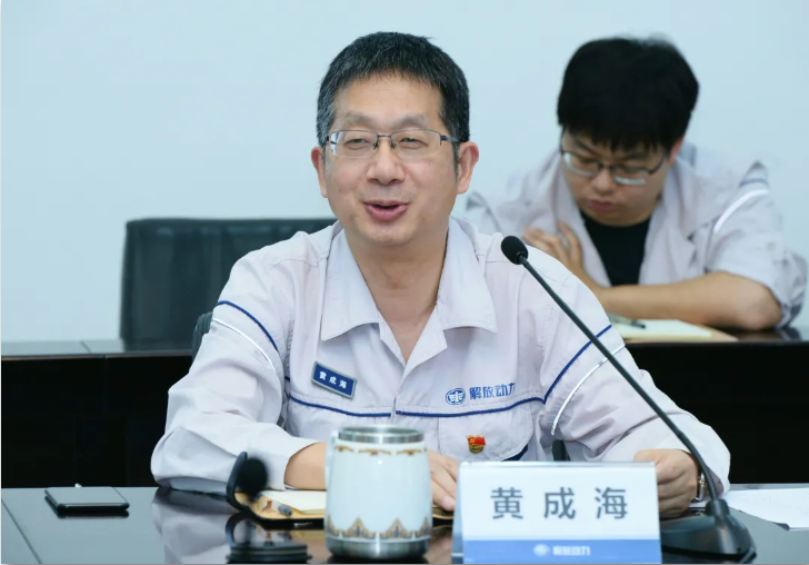 5月21日，发动机事业部2021年第二次职工恳谈会，在第一会议室召开，一汽解放总经理助理兼，发动机事业部党委书记、总经理钱恒荣，副总经理黄成海、李欲晓、糜锡东，以及相关部门的领导出席了会议，与12名事业部退岗领导干部代表面对面交流。


