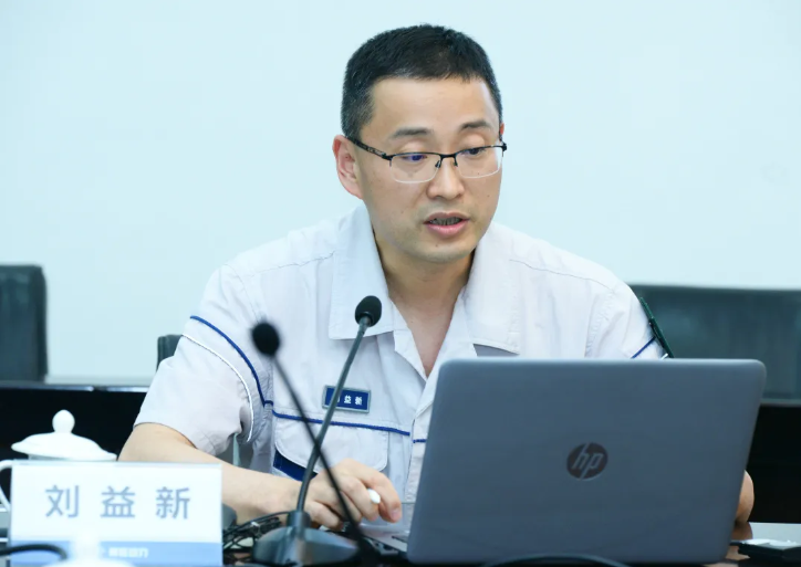 5月21日，发动机事业部2021年第二次职工恳谈会，在第一会议室召开，一汽解放总经理助理兼，发动机事业部党委书记、总经理钱恒荣，副总经理黄成海、李欲晓、糜锡东，以及相关部门的领导出席了会议，与12名事业部退岗领导干部代表面对面交流。

