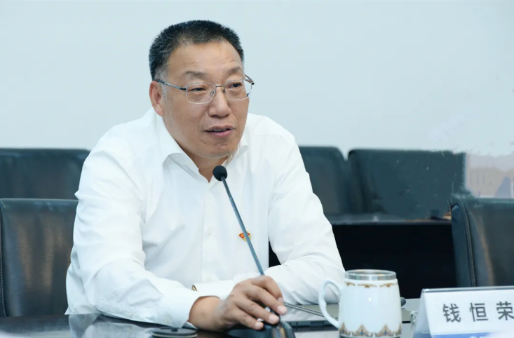 5月21日，发动机事业部2021年第二次职工恳谈会，在第一会议室召开，一汽解放总经理助理兼，发动机事业部党委书记、总经理钱恒荣，副总经理黄成海、李欲晓、糜锡东，以及相关部门的领导出席了会议，与12名事业部退岗领导干部代表面对面交流。

