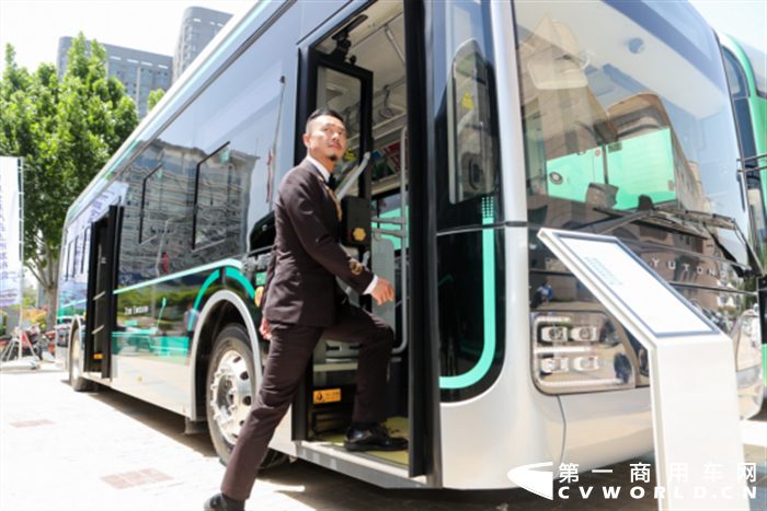 ​在一座充满现代气息的城市，一款什么样的公交车才能与之相称？宇通再次以顺应大势的洞见与引领未来的远见，给出了答案。
