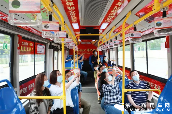 ​日前，无锡公交在71路、100路、63路、713路等14条线路开通“建党百年”红色主题公交车，近100辆中车电动新巴客成为党史流动课堂，在美丽的无锡城显得格外夺目.....