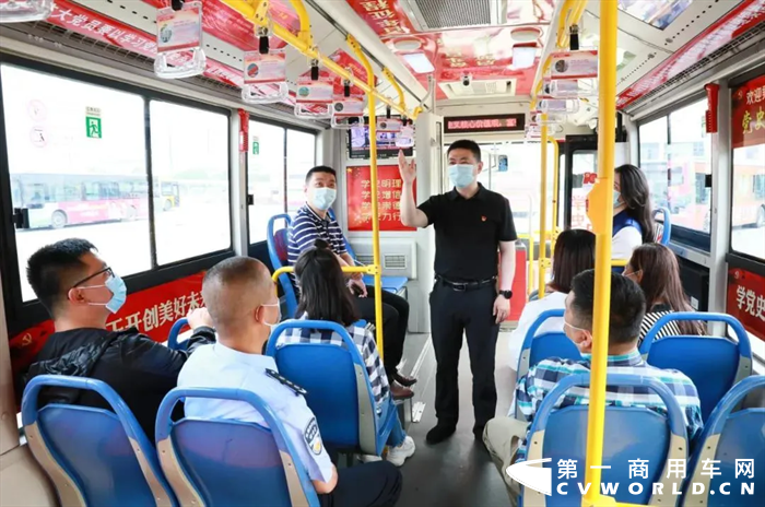 ​日前，无锡公交在71路、100路、63路、713路等14条线路开通“建党百年”红色主题公交车，近100辆中车电动新巴客成为党史流动课堂，在美丽的无锡城显得格外夺目.....