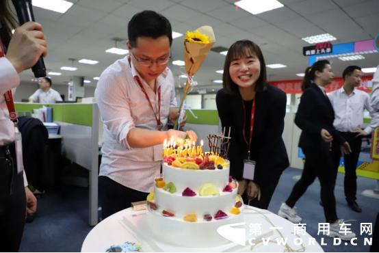 中车电动一季度集体生日会如期而至， 这一次，共有40位寿星接受大家的祝福。职能管理新小家，“载”种了一棵许愿树。生日会当天，寿星们写下心愿：愿远方的父母身体康健，愿孩子们平安快乐，愿公司早日实现“百亿”梦想……许愿树上挂满寿星们的“许愿星”，那一颗颗“许愿星”，灼灼发光。