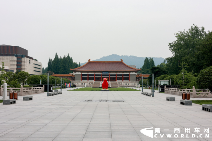 今年是中国共产党成立100周年。为了弘扬红色传统，为实现中国梦贡献自己的力量，6月3日，”品征途 质有沃”，开沃红色之旅南京站正式启航。活动当天，开沃集团董事长黄宏生先生亲自带领客户代表、行业专家及集团卓越员工等一众嘉宾亮相南京金龙基地，学习红色文化，感受革命情怀，并举办了隆重的活动启动仪式。