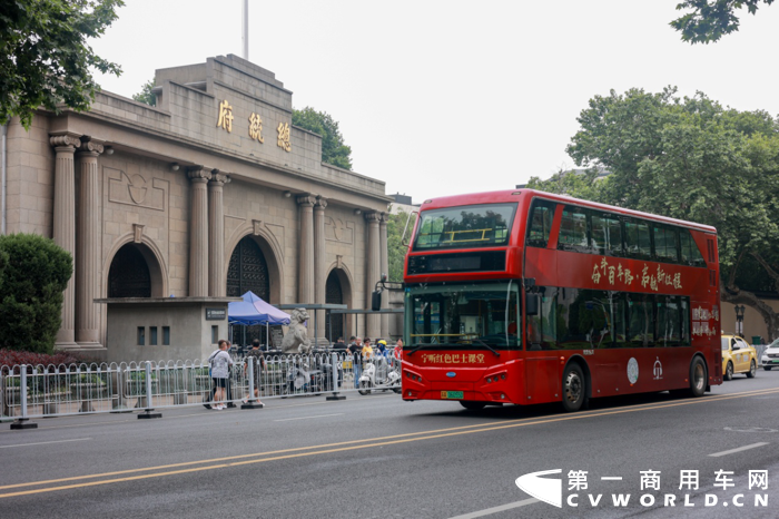今年是中国共产党成立100周年。为了弘扬红色传统，为实现中国梦贡献自己的力量，6月3日，”品征途 质有沃”，开沃红色之旅南京站正式启航。活动当天，开沃集团董事长黄宏生先生亲自带领客户代表、行业专家及集团卓越员工等一众嘉宾亮相南京金龙基地，学习红色文化，感受革命情怀，并举办了隆重的活动启动仪式。