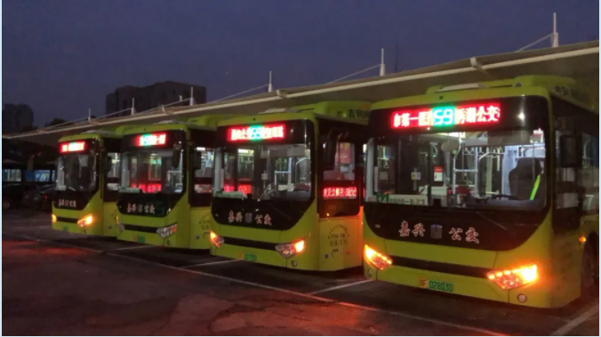 6月4日，吉利远程再次来到了“禾城”嘉兴，向嘉兴公交批量交付新换代低地板纯电动城市客车——吉利远程E10，此批交付车辆采用新一代造型设计方案。这已经是吉利远程客车第二次走进嘉兴人民的生活，当真是好产品持续信赖，城市出行最佳选择。