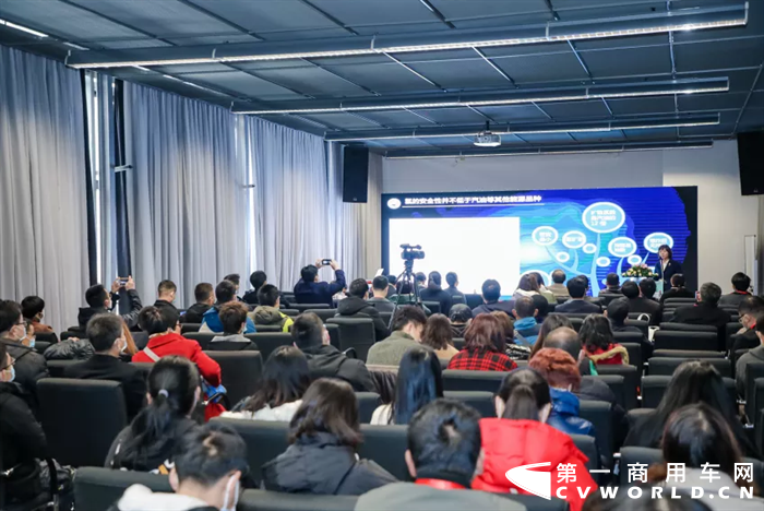 2020年，一场突如其来的疫情席卷全世界，给人们的生活带来极大的影响和变化。中国经过一年多众志成城的努力，有效控制了疫情的传播，赢得了举世瞩目的成就。