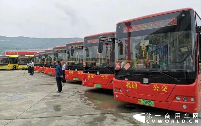 近日，以“人与自然和谐共生”为主题的甘肃省6.5世界环境日宣传活动在天水启动，活动聚焦“双碳”目标，厚植绿色根基。值得一提的是，自2019年至今，近200辆中车电动新巴客服务天水，现已成为“陇上江南”践行绿色发展的“流动风景”。