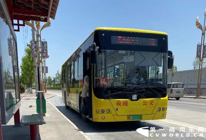 近日，以“人与自然和谐共生”为主题的甘肃省6.5世界环境日宣传活动在天水启动，活动聚焦“双碳”目标，厚植绿色根基。值得一提的是，自2019年至今，近200辆中车电动新巴客服务天水，现已成为“陇上江南”践行绿色发展的“流动风景”。