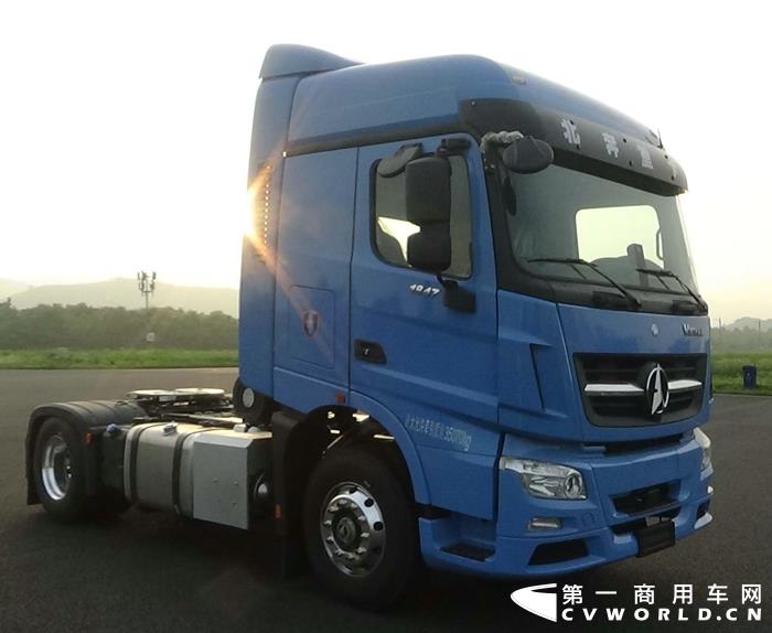 今天（6月15日），工信部发布第345批道路机动车辆新车申报公示，牵引车方面有31款在榜。这31款牵引车中，国六牵引车有25款，分别为柴油国六牵引车19款，天然气国六牵引车6款；新能源牵引车有6款，分别为5款换电牵引车和1款燃料电池牵引车。本批公示牵引车数量与上批公示相同，细分品类数量则略有上下波动。