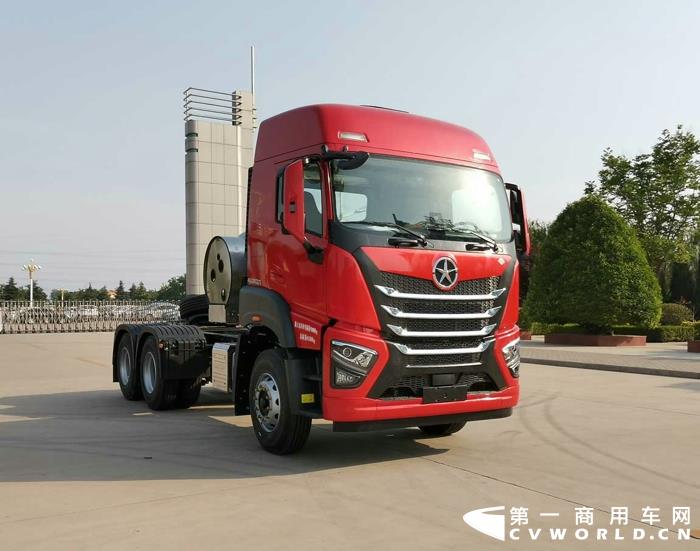 今天（6月15日），工信部发布第345批道路机动车辆新车申报公示，牵引车方面有31款在榜。这31款牵引车中，国六牵引车有25款，分别为柴油国六牵引车19款，天然气国六牵引车6款；新能源牵引车有6款，分别为5款换电牵引车和1款燃料电池牵引车。本批公示牵引车数量与上批公示相同，细分品类数量则略有上下波动。