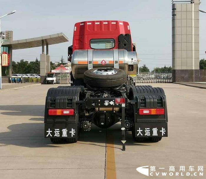 今天（6月15日），工信部发布第345批道路机动车辆新车申报公示，牵引车方面有31款在榜。这31款牵引车中，国六牵引车有25款，分别为柴油国六牵引车19款，天然气国六牵引车6款；新能源牵引车有6款，分别为5款换电牵引车和1款燃料电池牵引车。本批公示牵引车数量与上批公示相同，细分品类数量则略有上下波动。