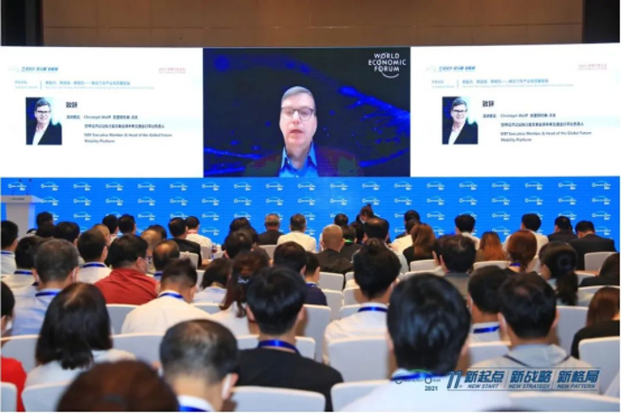 2021年6月17日，备受瞩目的2021中国汽车论坛在上海隆重召开。本届论坛主题为“新起点 新战略 新格局——推动汽车产业高质量发展”，共设置了“1场闭门峰会+1个大会论坛+2个中外论坛+12个主题论坛”，致力于全面集聚政府主管领导、全球汽车企业领袖、汽车行业精英，共商汽车强国大计，落实国家提出的“碳达峰、碳中和”战略目标要求，助力构建“双循环”新发展格局。